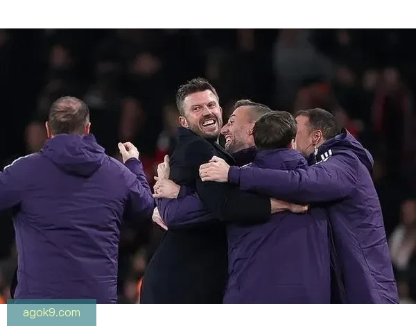 在酋长球场取胜后卡里克第一时间向教练团队致以祝贺展现领袖风范